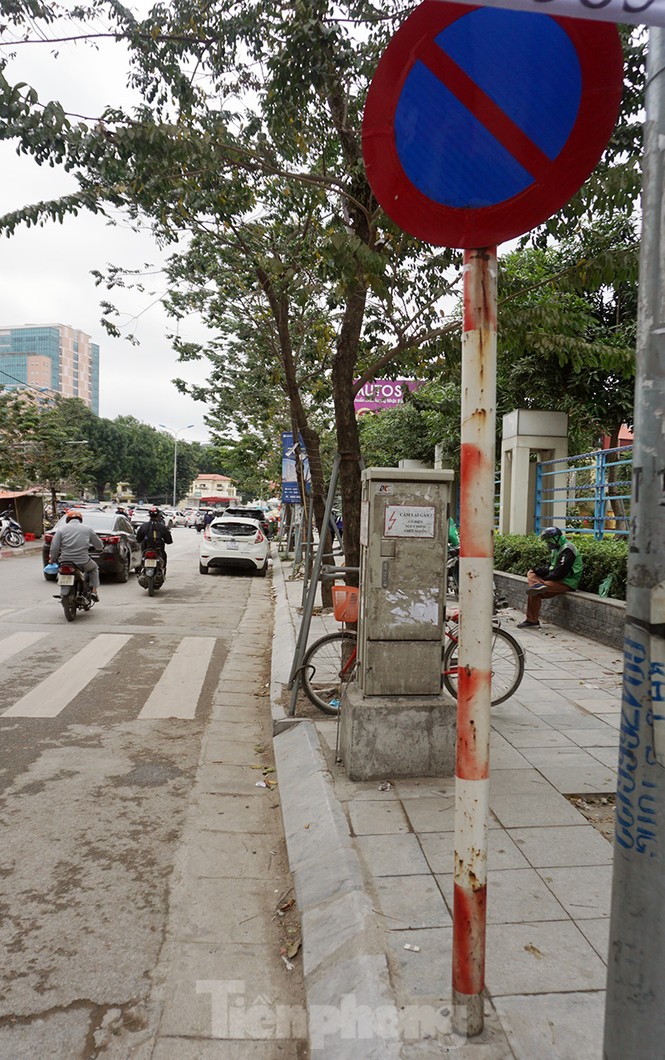 Nhiều trường hợp ô tô bị dán thông báo ngày đầu xử phạt ‘nguội’ - ảnh 1