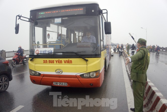 Cầu Vĩnh Tuy 'thất thủ' vì xế hộp lật ngửa giữa đường - ảnh 9