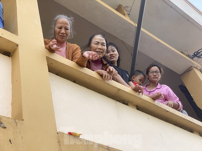 Sống trên nóc nhà, người dân Quảng Bình mòn mỏi chờ nước xuống - ảnh 9