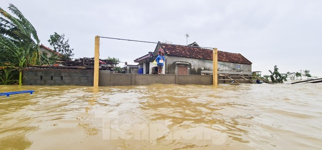 Sống trên nóc nhà, người dân Quảng Bình mòn mỏi chờ nước xuống - ảnh 10