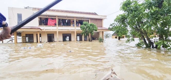 Sống trên nóc nhà, người dân Quảng Bình mòn mỏi chờ nước xuống - ảnh 11