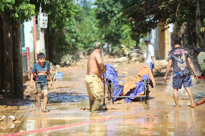 Người dân rốn lũ ngấn nước mắt bới bùn vớt vát tài sản - ảnh 10