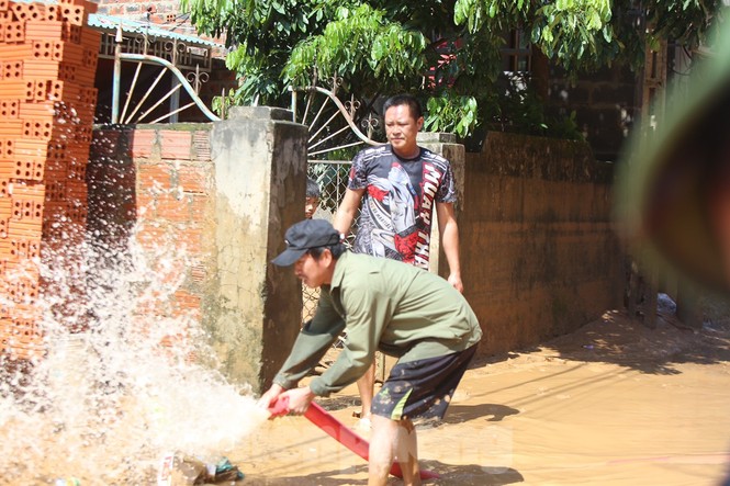 Người dân rốn lũ ngấn nước mắt bới bùn vớt vát tài sản - ảnh 11