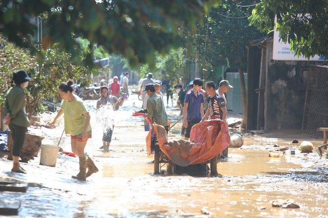 Người dân rốn lũ ngấn nước mắt bới bùn vớt vát tài sản - ảnh 1