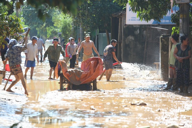 Người dân rốn lũ ngấn nước mắt bới bùn vớt vát tài sản - ảnh 12
