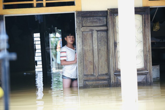 Sống trên nóc nhà, người dân Quảng Bình mòn mỏi chờ nước xuống - ảnh 13