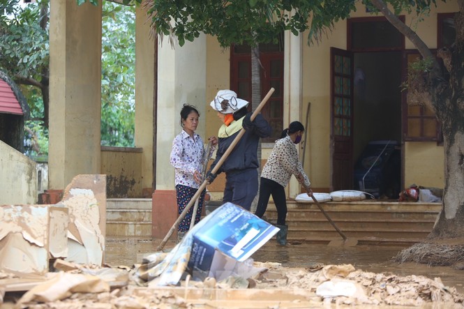 Người dân rốn lũ ngấn nước mắt bới bùn vớt vát tài sản - ảnh 2