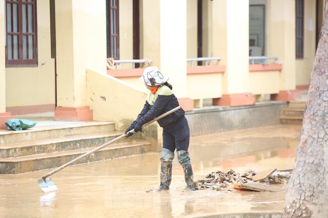 Người dân rốn lũ ngấn nước mắt bới bùn vớt vát tài sản - ảnh 3