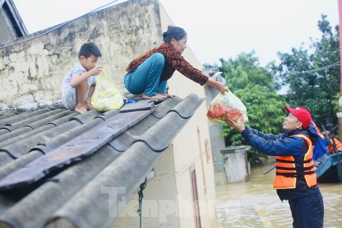 Sống trên nóc nhà, người dân Quảng Bình mòn mỏi chờ nước xuống - ảnh 3