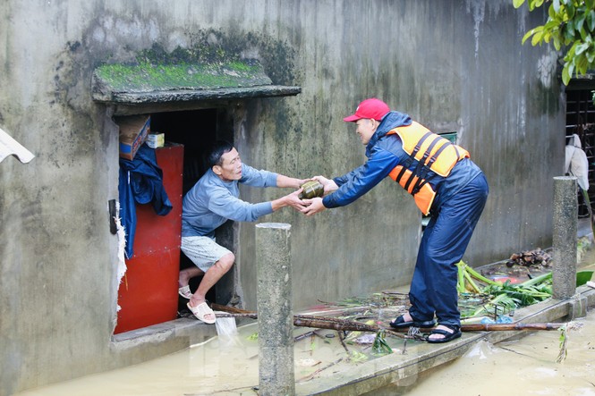 Sống trên nóc nhà, người dân Quảng Bình mòn mỏi chờ nước xuống - ảnh 5
