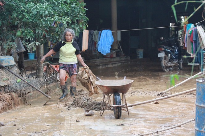 Người dân rốn lũ ngấn nước mắt bới bùn vớt vát tài sản - ảnh 6