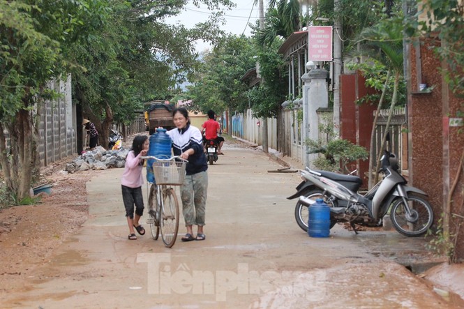 Người dân rốn lũ ngấn nước mắt bới bùn vớt vát tài sản - ảnh 7