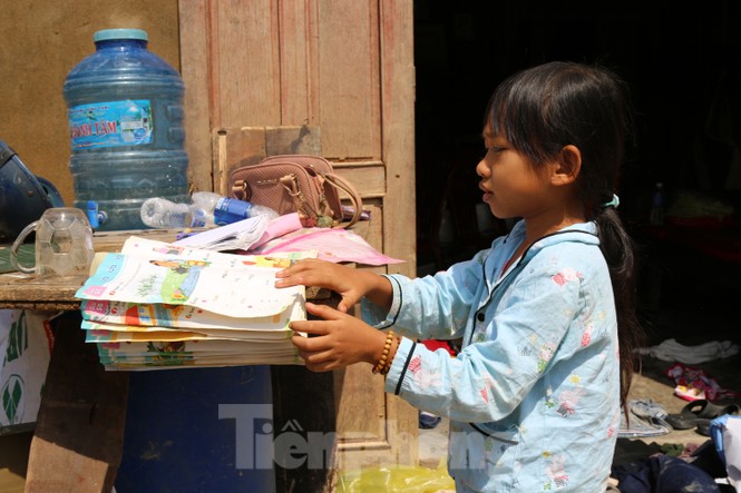 Sách vở bị lũ cuốn trôi, học sinh rốn lũ Quảng Bình thiếu thốn đợi ngày đến trường - ảnh 5