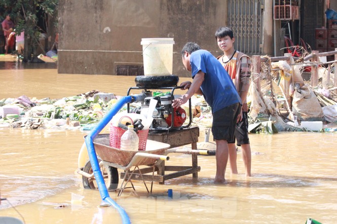 Sách vở bị lũ cuốn trôi, học sinh rốn lũ Quảng Bình thiếu thốn đợi ngày đến trường - ảnh 1