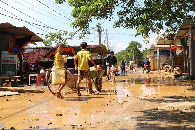 Sách vở bị lũ cuốn trôi, học sinh rốn lũ Quảng Bình thiếu thốn đợi ngày đến trường - ảnh 3