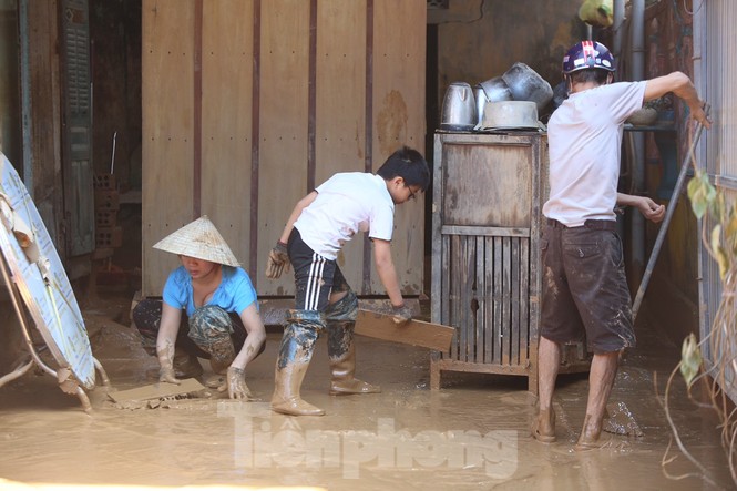 Sách vở bị lũ cuốn trôi, học sinh rốn lũ Quảng Bình thiếu thốn đợi ngày đến trường - ảnh 2