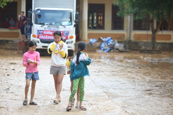 Sách vở bị lũ cuốn trôi, học sinh rốn lũ Quảng Bình thiếu thốn đợi ngày đến trường - ảnh 7