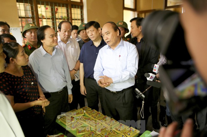 Thủ tướng Nguyễn Xuân Phúc thăm hỏi, tặng quà nhân dân rốn lũ Quảng Bình - ảnh 4