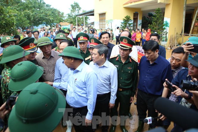 Thủ tướng Nguyễn Xuân Phúc thăm hỏi, tặng quà nhân dân rốn lũ Quảng Bình - ảnh 14
