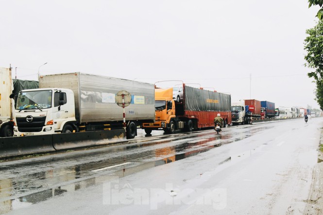 Lũ cuồn cuộn cuốn trôi ô tô, xe máy trên đường tránh Hà Tĩnh - ảnh 1