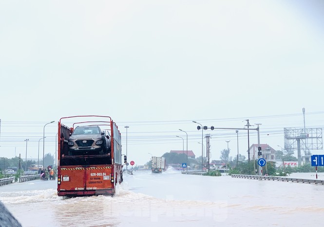 Lũ cuồn cuộn cuốn trôi ô tô, xe máy trên đường tránh Hà Tĩnh - ảnh 4