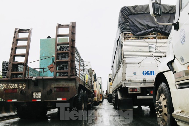 Lũ cuồn cuộn cuốn trôi ô tô, xe máy trên đường tránh Hà Tĩnh - ảnh 2