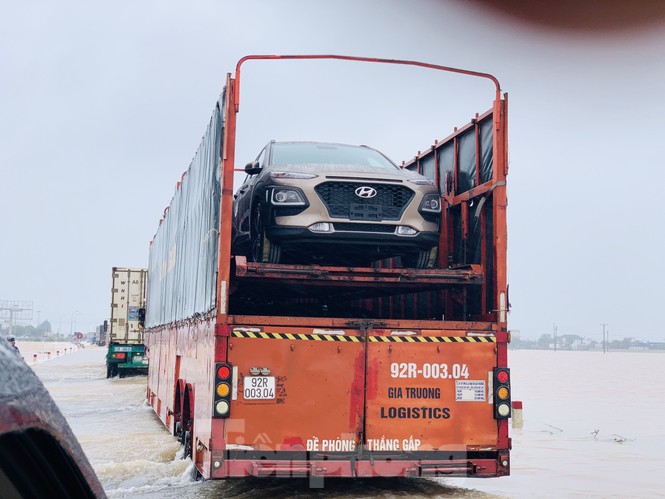Lũ cuồn cuộn cuốn trôi ô tô, xe máy trên đường tránh Hà Tĩnh - ảnh 5