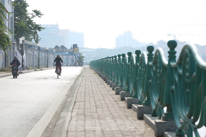 Rét đầu đông, dân Hà Nội kín mít đi làm, Hồ Tây vắng bóng người qua lại - ảnh 10