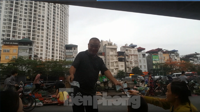 Công an vào cuộc xác minh những khoản thu kỳ lạ ở chợ đầu mối Ngã Tư Sở - ảnh 1