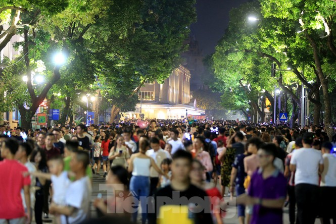 Hình ảnh ấn tượng đón Trung thu giữa 'biển người' trên phố đi bộ Hồ Gươm - ảnh 4