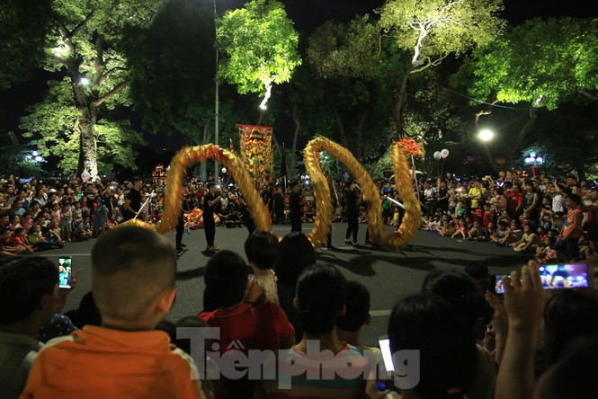 Hình ảnh ấn tượng đón Trung thu giữa 'biển người' trên phố đi bộ Hồ Gươm - ảnh 6