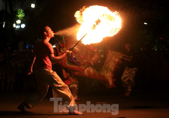Hình ảnh ấn tượng đón Trung thu giữa 'biển người' trên phố đi bộ Hồ Gươm - ảnh 8