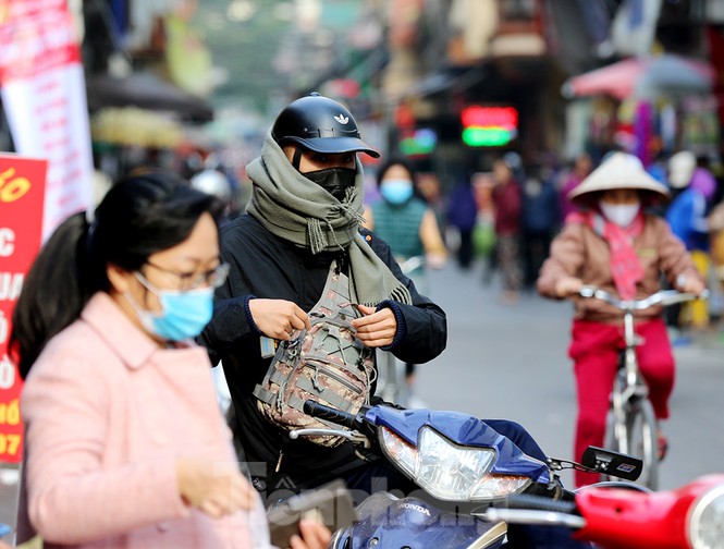 Rét đầu đông, dân Hà Nội kín mít đi làm, Hồ Tây vắng bóng người qua lại - ảnh 5