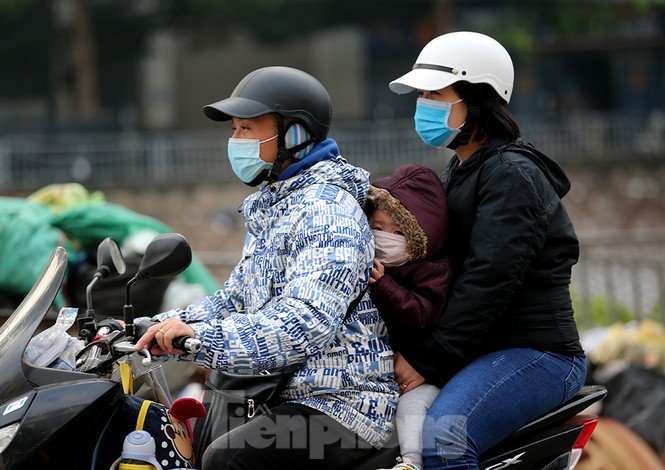 Rét đầu đông, dân Hà Nội kín mít đi làm, Hồ Tây vắng bóng người qua lại - ảnh 6