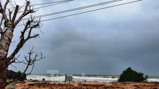 Bão tan lũ rút, bờ biển Thừa Thiên Huế tan hoang như trúng bom - ảnh 6