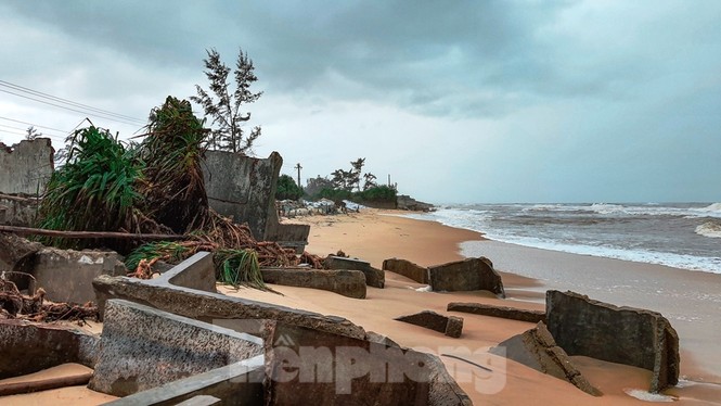 Bão tan lũ rút, bờ biển Thừa Thiên Huế tan hoang như trúng bom - ảnh 15