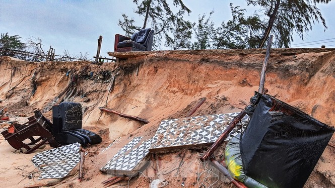 Bão tan lũ rút, bờ biển Thừa Thiên Huế tan hoang như trúng bom - ảnh 2