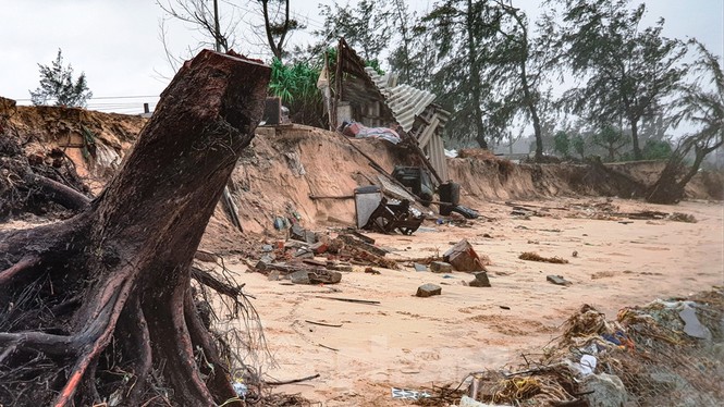 Bão tan lũ rút, bờ biển Thừa Thiên Huế tan hoang như trúng bom - ảnh 26
