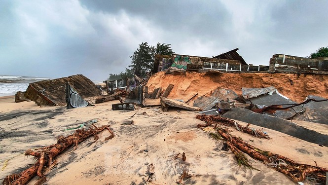 Bão tan lũ rút, bờ biển Thừa Thiên Huế tan hoang như trúng bom - ảnh 34
