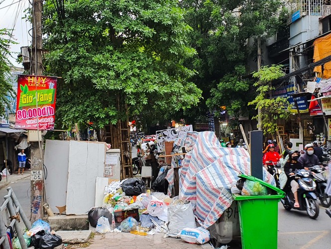 Dân chặn xe vào Nam Sơn, rác lại 'bao vây' đường phố Hà Nội - ảnh 11