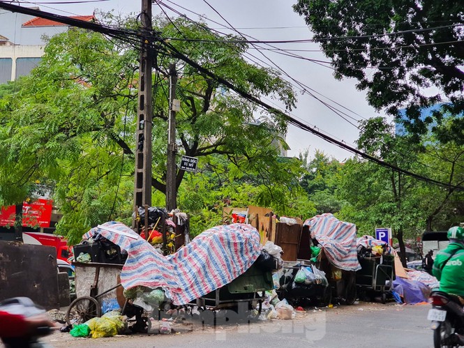 Dân chặn xe vào Nam Sơn, rác lại 'bao vây' đường phố Hà Nội - ảnh 9