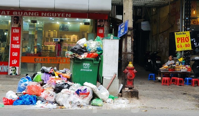 Dân chặn xe vào Nam Sơn, rác lại 'bao vây' đường phố Hà Nội - ảnh 10