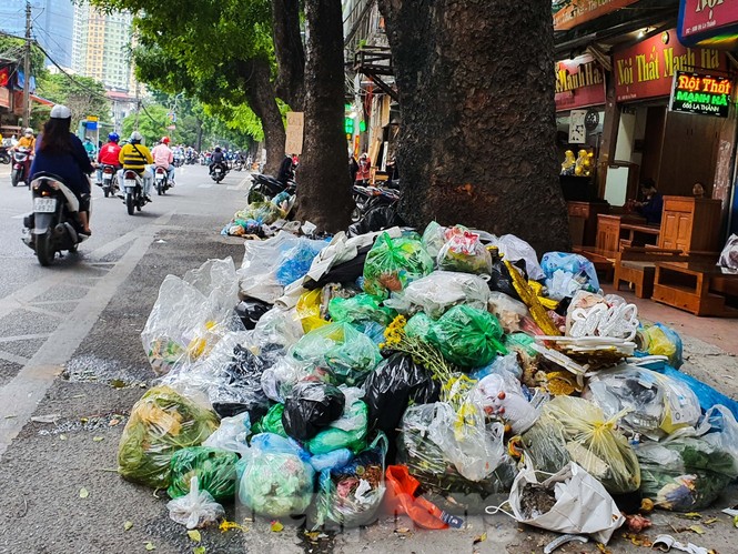 Dân chặn xe vào Nam Sơn, rác lại 'bao vây' đường phố Hà Nội - ảnh 7