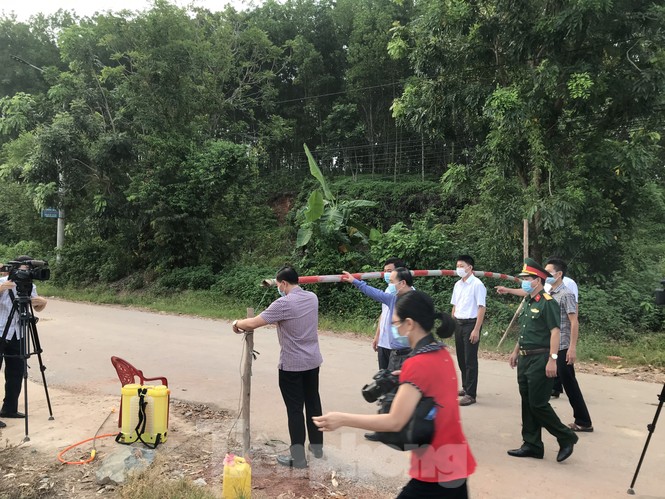 Người dân trong ổ dịch COVID – 19 ở Bắc Giang 'vỡ òa' khi dỡ phong tỏa - ảnh 3