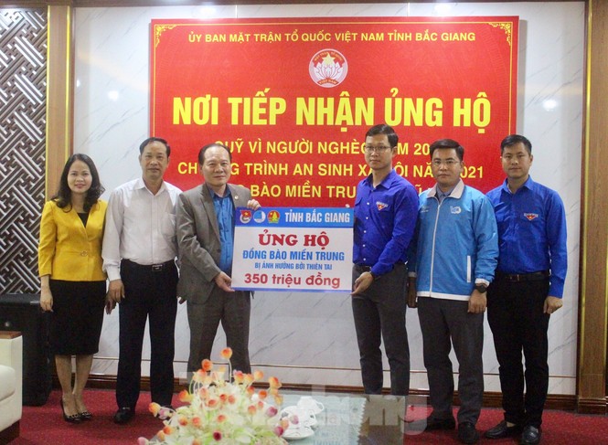 Tỉnh Đoàn Bắc Giang tiếp nhận hơn 350 triệu đồng ủng hộ miền Trung - ảnh 1