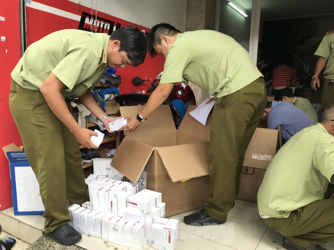 Đang khám xét căn nhà chứa tân dược ngoại nhập lậu số lượng ‘khủng’ ở Sài Gòn - ảnh 2