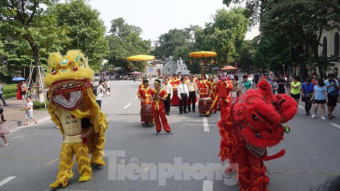 Rộn ràng lễ rước cặp bánh Trung thu truyền thống lớn nhất Việt Nam tại Hà Nội - ảnh 1
