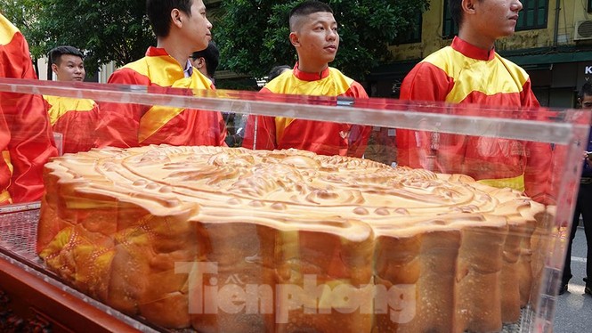 Rộn ràng lễ rước cặp bánh Trung thu truyền thống lớn nhất Việt Nam tại Hà Nội - ảnh 2