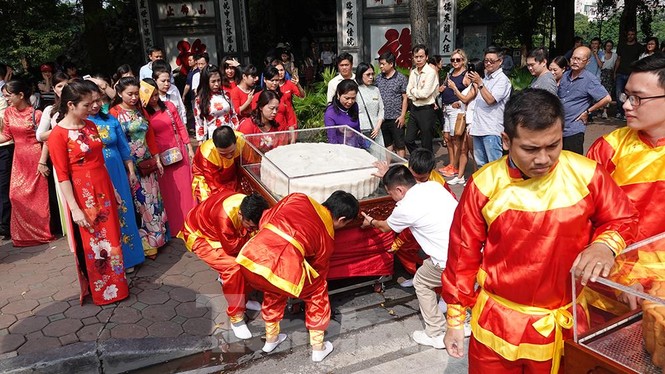 Rộn ràng lễ rước cặp bánh Trung thu truyền thống lớn nhất Việt Nam tại Hà Nội - ảnh 6