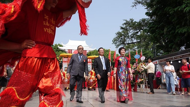 Rộn ràng lễ rước cặp bánh Trung thu truyền thống lớn nhất Việt Nam tại Hà Nội - ảnh 9